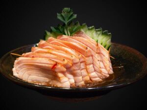 Sashimi salmao flambado com geleia de pimenta